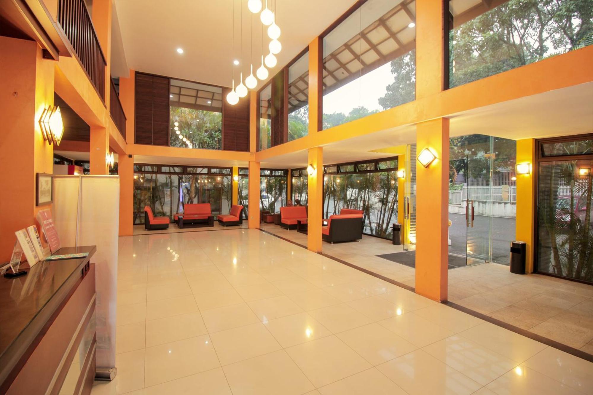 Collection O 295 Grha Ciumbuleuit Guest House Бандунг Экстерьер фото